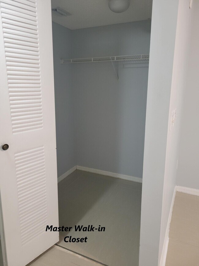 Building Photo - 1400 Crestwood Ct S