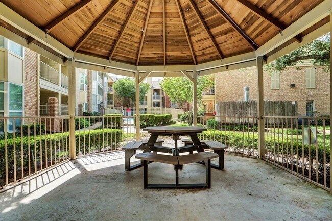 Building Photo - 11201 Lynbrook Dr