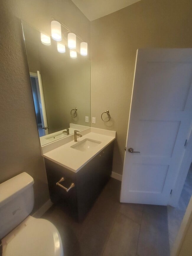 Building Photo - Beautiful and Updated 2BR Townhome With At...