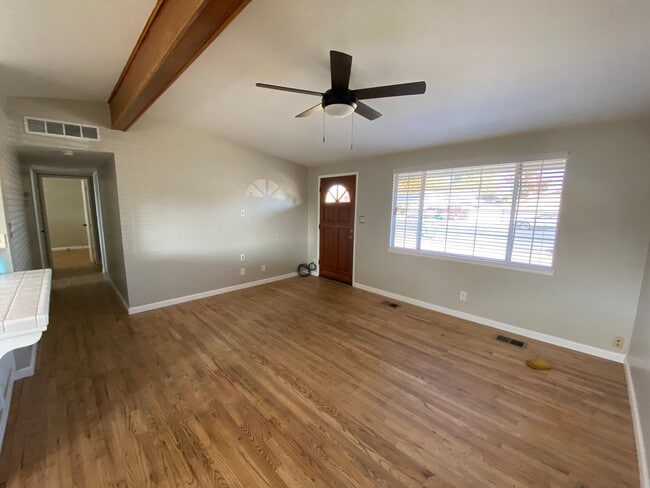 Building Photo - North Hanford 3 bedroom