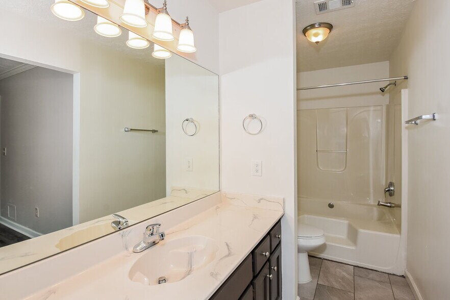 Building Photo - 1290 Shamrock Hill Cir