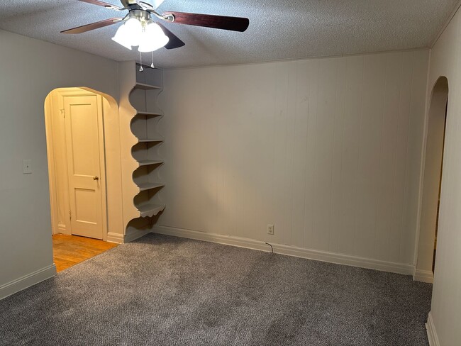 Building Photo - 2 Bedroom 1 Bath Bungalow $795! Central He...