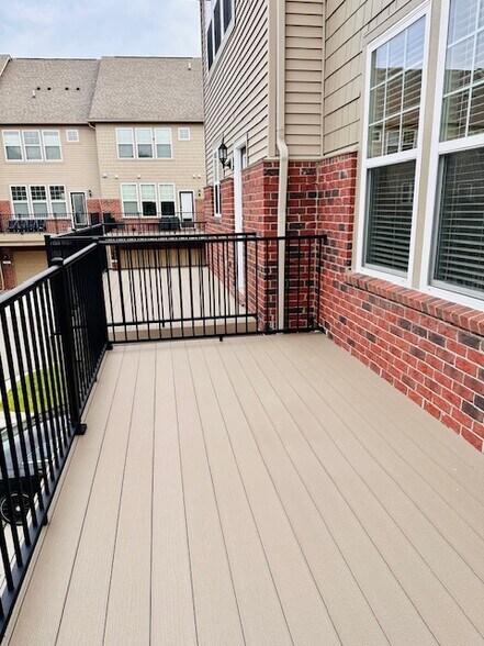 Building Photo - 863 Barclay Cir