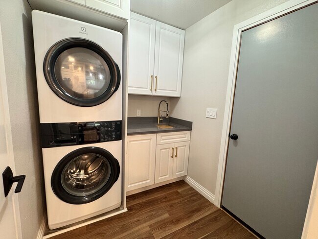 Building Photo - Fully updated 3 bed/2.5 bath home