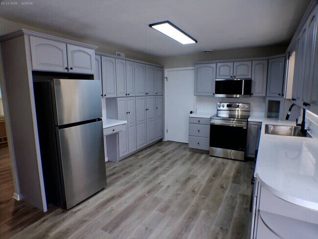 Building Photo - Beautiful 2 bedrooms and 2 baths with vanity located on S Hawthorne Ave in Independence, convenie...