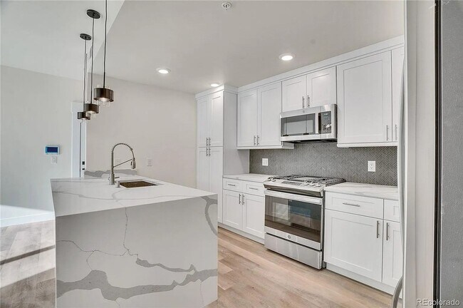 Building Photo - Luxury 2Bd/2Ba Corner Condo in Louisville