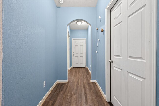 Building Photo - 30914 W Lost Creek Blvd