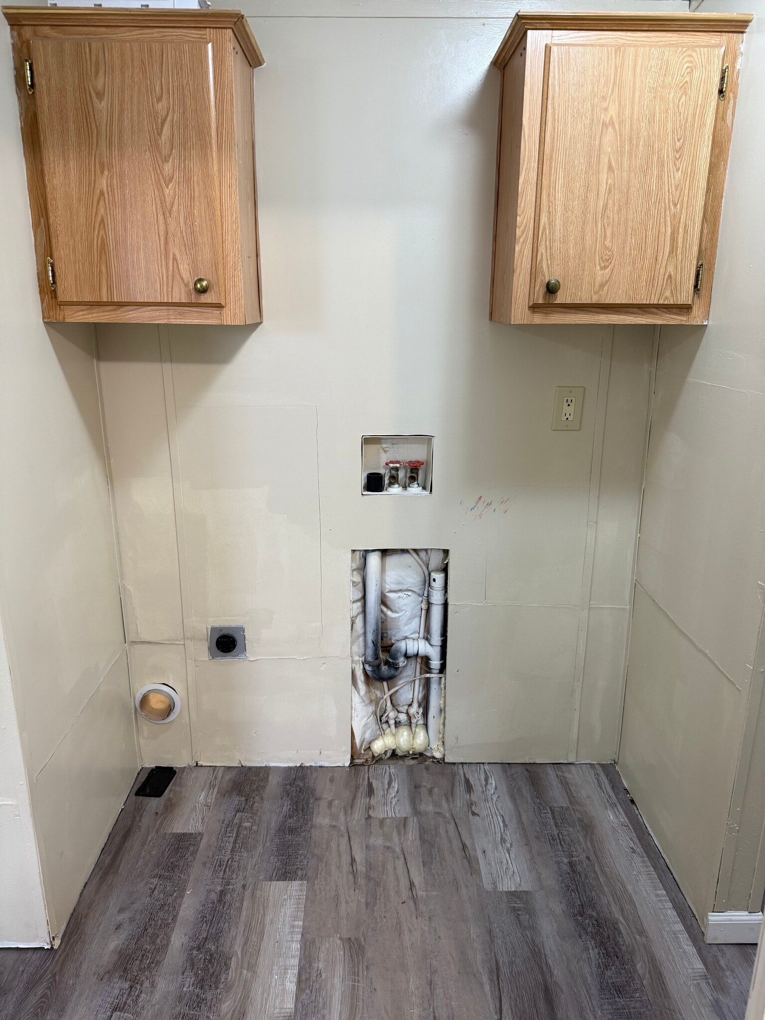 washer/dryer hookup - 953 N McCue St