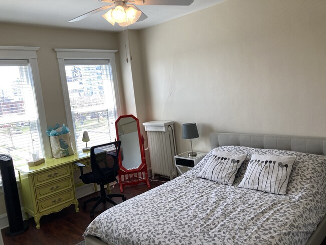Bedroom 1 - Lakeshore