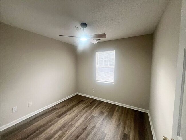 Building Photo - RENT SPECIAL! UPDATED MODERN UNIT! 3BR Clo...