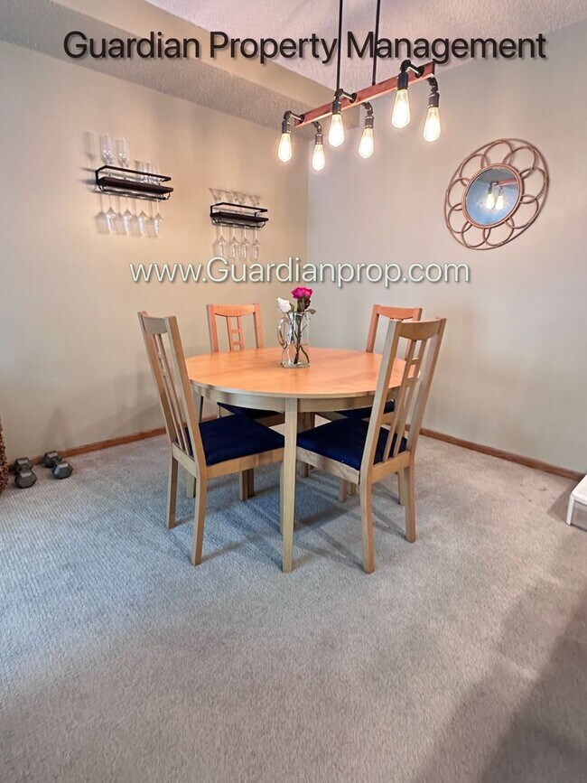 Building Photo - St Louis Park 2 Bedroom Town Home, Dishwasher, 1 Car Garage, Central Air, W/D