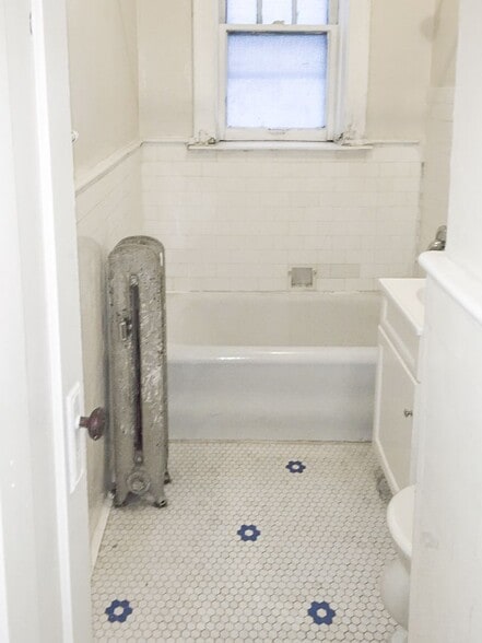 Building Photo - 435 W Surf St