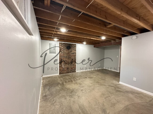 Building Photo - 805 NW Oxford Dr