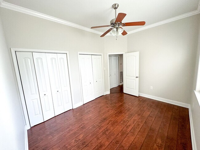 Building Photo - Uptown Rental: 2BR Duplex with Parking & Yard