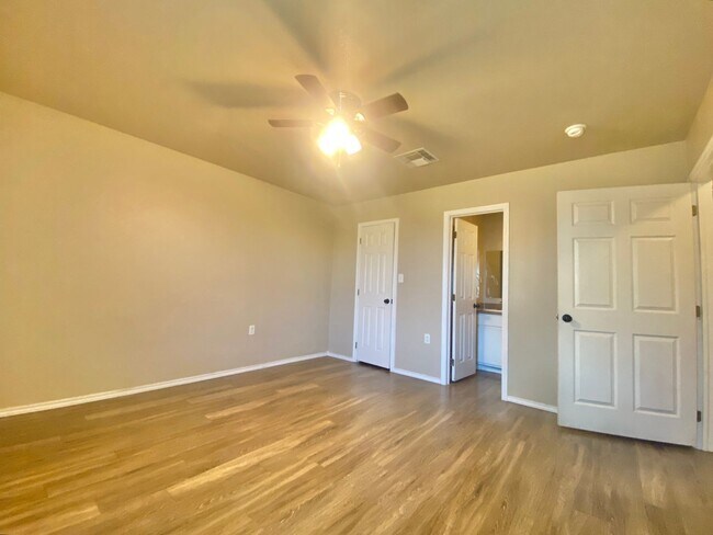 Building Photo - 3 bedroom 2 bath 1 car garage near MLK.