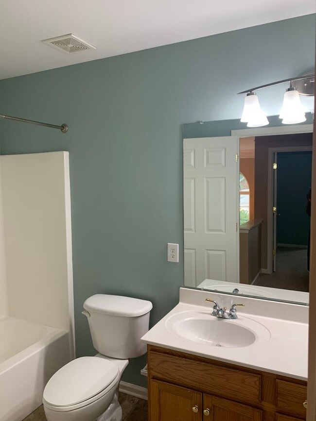 Building Photo - Move-in Ready 5 bedroom, 3.5 bath house lo...