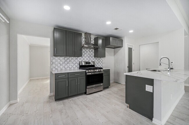 Building Photo - 10818 Hillcroft Ave