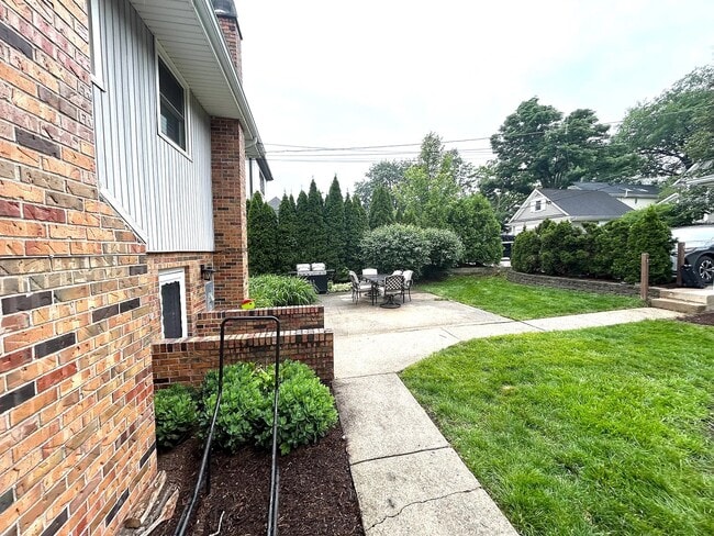 Building Photo - 106 S Bruner St