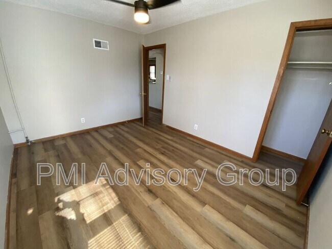 Building Photo - 2020 SW Atwood Ave