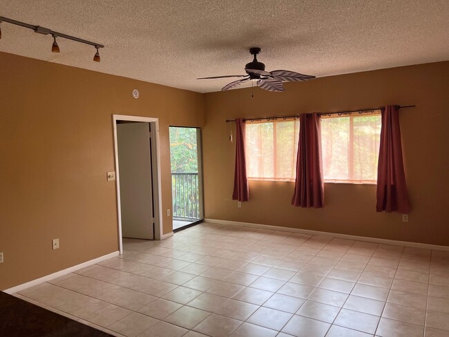 Building Photo - Pretty, updated 1 bed, 1 bath in Fort Laud...