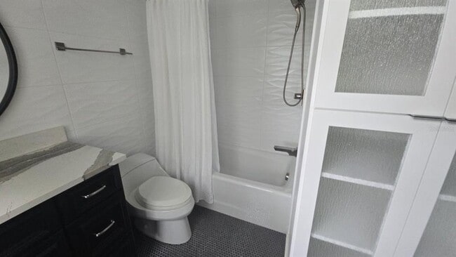 Building Photo - 215 18th Ave