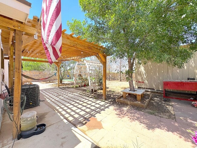 Building Photo - East El Paso 3 bed Refrig A/C with Gorgeous Yard!
