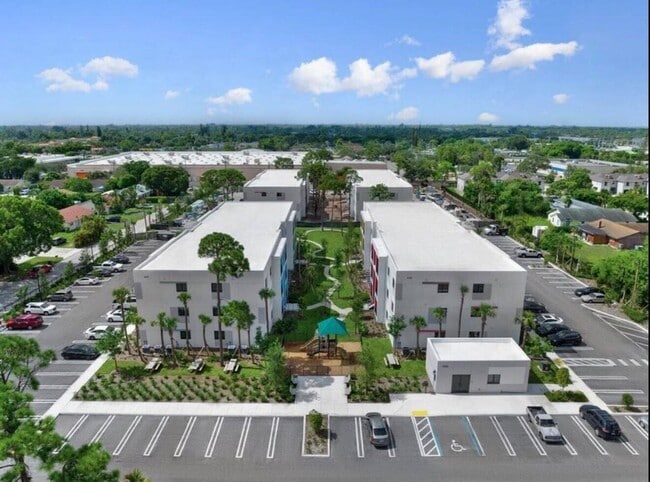 Building Photo - 4290 Lakewood Rd