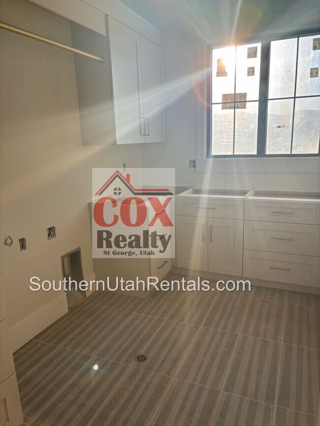 Building Photo - Gorgeous Washington Fields Home with 6 bed...