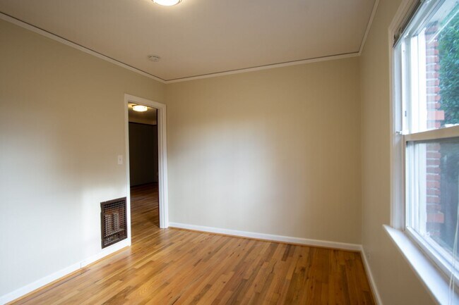 Building Photo - Great Vintage 2-Bed Between Hawthorne & Belmont!