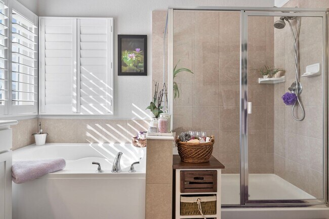 Building Photo - Gorgeous 5 Bed 3 Bath Home in North Loveland!