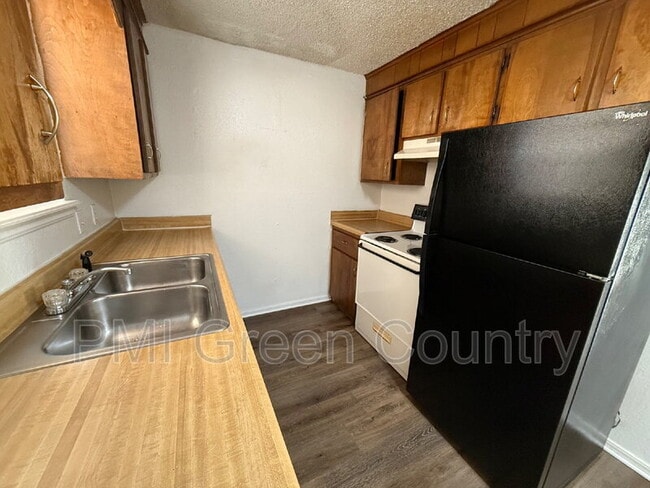 Building Photo - 404 E Redwood St