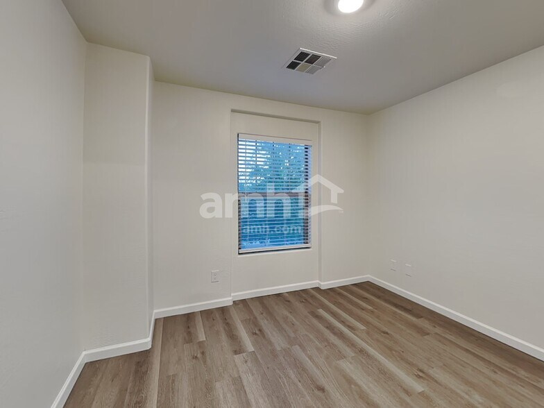 Building Photo - 2930 S Cole Dr