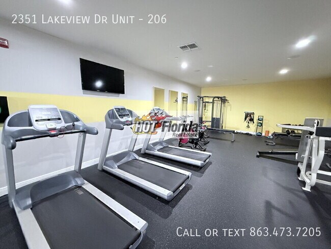 Building Photo - 2351 Lakeview Dr