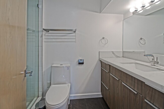 Building Photo - Custom, Modern & Spacious Tri-Level Home w...