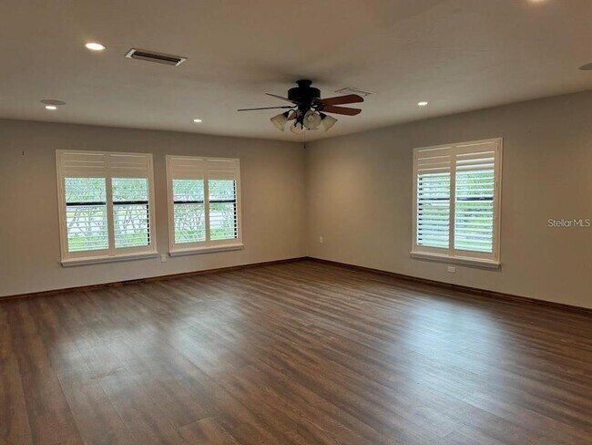 Building Photo - 5033 Vivienda Way