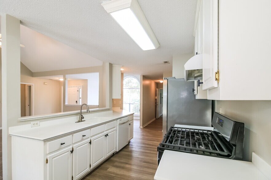Building Photo - 1303 Vine Cir