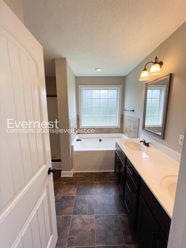 Building Photo - Limited Time Special Offer / 3 Bed, 2 Bath Home with Garage / Pet-Friendly / Vouchers Accepted / ...