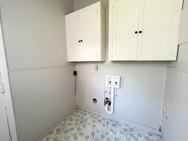 Building Photo - 2 bedroom home with two car garage