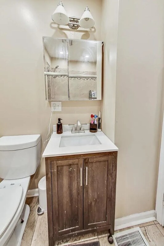 Building Photo - 2541 N Hamlin Ave