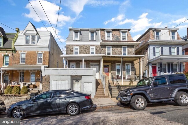 Building Photo - 113 Sumac St