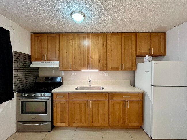 Primary Photo - Waikiki: 1 Bed, 1 Bath Apartment, Utilitie...