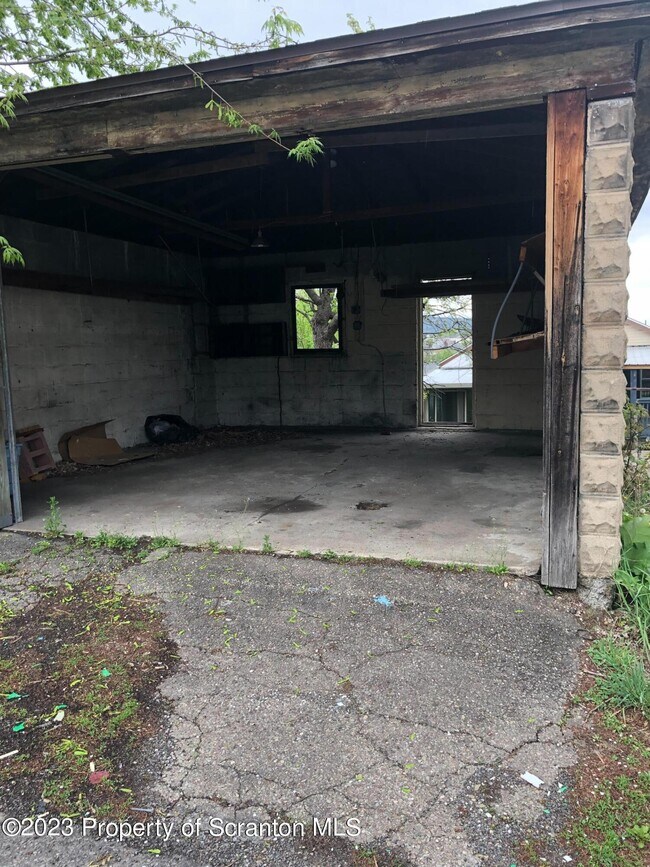Building Photo - 907 Eynon St
