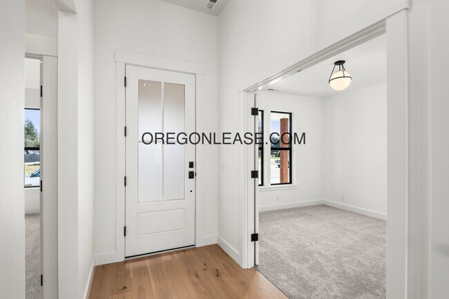 Building Photo - Gorgeous New Construction in Brand New Veneta Subdivision