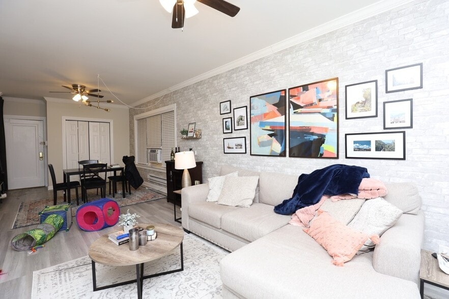 Building Photo - 644 W Roscoe St