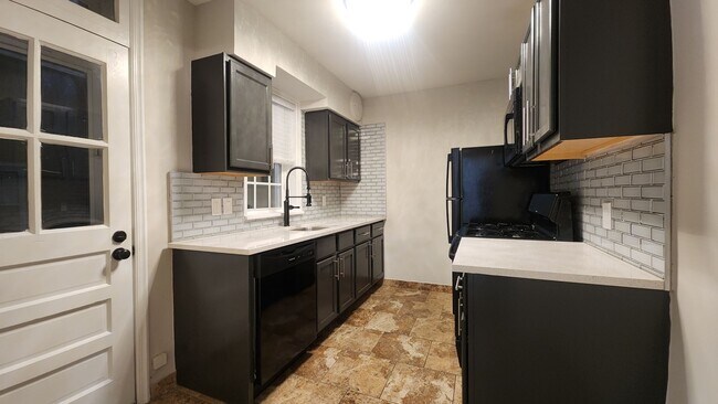 Primary Photo - ***Dogtown***Beautiful Two Bedroom Available Soon!***In Unit Washer and Dryer