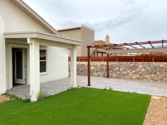 Building Photo - 1470 Senda Del Sol Ln