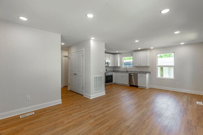 Building Photo - 2005 S Lyerly St