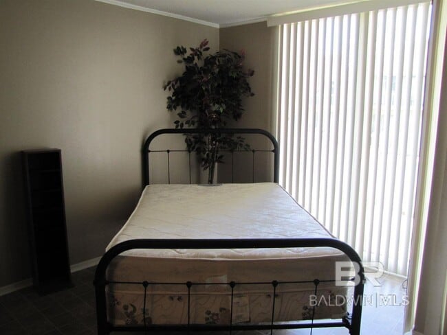 Building Photo - 1050 Sea Cliff Dr N