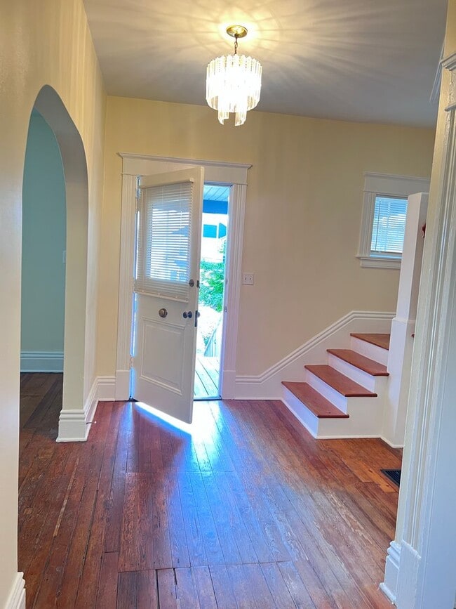 Building Photo - Spacious 3 Bed/2 Bath Home Minutes from Do...