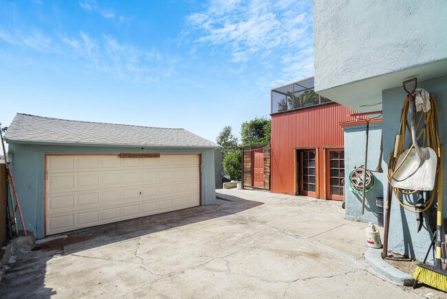 Building Photo - 837 Micheltorena St
